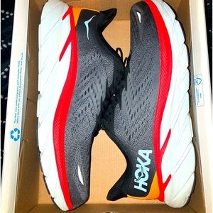 Hoka one one m clifton 8 wide foot